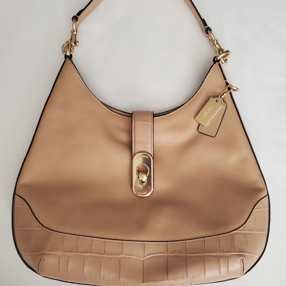 Elegant Coach Hobo Peach Leather Shoulder Bag.